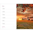 Oktober, Montag bis Sonntag (4-10), Zitat von Søren Kierkegaard. Herbstliche Landschaft bei Sonnenuntergang mit Haus.