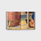 Illustration: Zwei bloße Füße stehen auf einer bunten, abstrakten Fläche mit Rot-, Grün- und Gelbtönen.