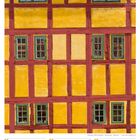 03 Mo, 04 Di, 05 Mi, 06 Do Christi Himmelfahrt, 07 Fr, 08 Sa, 09 So Muttertag; gelbes Fachwerkhaus mit grünen Fensterrahmen.