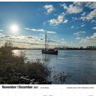 Kalender November/Dezember 2027, 48./49. Woche. Segelboot auf einem Fluss bei Sonnenschein und Wolken am Himmel.