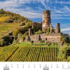 Novemberkalender mit Ruine Fürstenberg bei Rheindiebach. Herbstliche Weinberge und blauer Himmel.