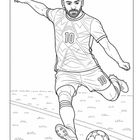 Die Zahl "10" ist auf dem Trikot. Ein Fußballspieler schießt dynamisch einen Ball. Illustration auf einem Spielfeld.