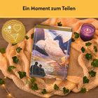 Ein Moment zum Teilen. Ein Puzzle mit Drachenmotiv liegt auf einer gefalteten Decke, umgeben von Efeu und Lichterkette.