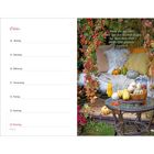 Links: Wochentage von 18. bis 24. Oktober. Rechts: Text "Wenn mir das Herz schwer war von tausend Sorgen, hat mich dein Trost wieder froh gemacht." Psalm 94,19. Davor ein Herbstarrangement mit Kürbissen auf einem Tischchen und Kissen auf einer Bank.