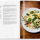 Zwei große Pilzkünstlerische Darstellungen, links in blauem Licht, rechts in warmem Licht, Seite an Seite.