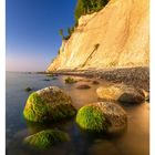 "22 MAI/JUN", "Kreidefelsen auf der Insel Rügen - Mecklenburg-Vorpommern". Küstenlinie mit grünen, bemoosten Steinen.