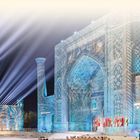 SAMARKAND UND DIE MITTE. Festival mit beleuchteter, reich verzierter Architektur und vielen sitzenden Menschen.