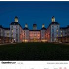 Dezember 2027; 50./51. Woche; Schloss Bensberg; Kalenderansicht; große weiße Gebäude mit Türmen; beleuchteter Weihnachtsbaum.