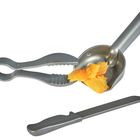 Ein silbernes Küchengerät mit Schalenteil und Zange, gefüllt mit oranger Buttermasse und einem silbernen Messer daneben.