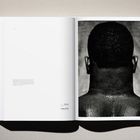 Links Text: „My dad was a bouncer...“ Unten: „Mike Tyson“. Rechts Foto: Rückansicht eines Mannes mit kurzen Haaren und Schweiß.