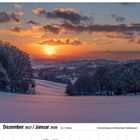 Dezember 2027 / Januar 2028, Sonnenuntergang über schneebedeckten Hügeln, Bäume im Vordergrund, Kalenderwochen 52/1.