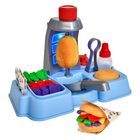Text: Nicht verfügbar. Eine Spielzeug-Kebabscheibe mit Plastikzutaten und einem Brötchen, alles auf blauen Schalen arrangiert.
