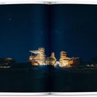 Text: „Knowledge — Startup Lions Campus“. Ein beleuchtetes Gebäude vor sternklarem Nachthimmel.