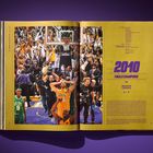 "2010 Finals Champions" und "vs. Boston Celtics 4-3" auf gelbem Hintergrund. Links jubelnde Menschen in lila-gelb.