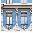 21. Woche 2027, 24.-30. Mai. Fronleichnam am 27. Mai (Feiertag in BW, BY, HE, NW, RP, SL). Fassade mit blauen Ziegeln.