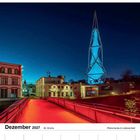 Dezember 2027, 49. Woche, Phänomenta in Lüdenscheid. Roter Steg vor beleuchteter, futuristischer Konstruktion bei Nacht.