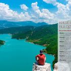 Text: "KRUJË & BULQIZË Das perfekte Abenteuer" mit Wandertipps und Aktivitäten. Ein Mann sitzt auf einer Klippe über türkisfarbenem Wasser.