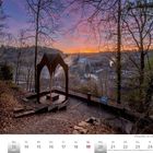 Prinzenblick am Altenberger Dom bei Odenthal. Ein Aussichtspunkt im Wald bei Sonnenaufgang, hinter Bäumen der Dom.