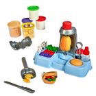 Verschiedene bunte Dosen mit Knetmasse, ein Spielzeug-Gyros-Set inklusive Spieß, Zange, Messer und Lebensmitteln.