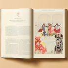 Ein aufgeschlagenes Buch mit Text über "Yamamura Kōka (Tenmizu)" links. Rechts eine farbenfrohe Illustration von Menschen beim Tanzen.