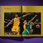 Offener Bildband mit einer Basketballszene, Spieler in gelben und grünen Trikots, Action unter einem Korb in einer Arena.