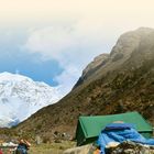 „TREKKINGTOUREN IN BHUTAN“ oben. Darunter Berglandschaft, ein grünes Zelt und eine Person an einem Tisch sitzend.