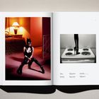 Text: "The Hotel", "Station", "Naomi Shimada", "Structure in White Wig", "Restaurant in Cat Mask", "Heart of Silvers".  
Links eine Frau in Latex mit Katzenmaske, rechts ein Bein auf einem Herd.