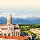 Text: „KACHETIEN. Das Kloster Alaverdi erhebt sich aus dem Alazani-Tal.“ 

Eine historische Abtei vor grüner Landschaft und Bergen.