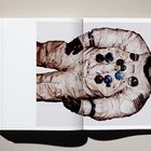"Buch mit offenem Bild eines Astronautenanzugs, 'NASA' und 'ARMSTRONG', US-Flagge auf dem Ärmel."