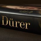 "Dürer" in großen Buchstaben auf einem dunklen, glänzenden Buchrücken.