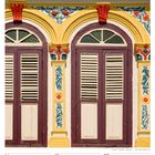 14 Mo bis 20 So, 24. Woche 2027, JUni. Zwei bunte, ornamentierte Fenster mit geschlossenen Läden, Altstadt Malakka.