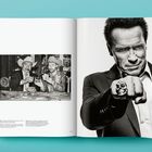 Links: Text über Arnold, Menschenmenge, Mikrofone. Rechts: Mann im Anzug, steht, US-Flaggen, Konfetti vor rotem Gebäude.