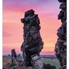 28. Juli, Kalender. Montag 12 bis Sonntag 18. Mächtige Felsformation bei Sonnenuntergang, Himmel in Rosa und Orange.