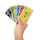 Eine Hand hält UNO-Karten: +4, Richtungswechsel, 3, 5, 2, 7, gelbe 7.