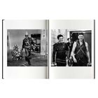 Zwei Schwarz-Weiß-Fotos nebeneinander zeigen Männer in auffälliger Kleidung aus Leder und Nieten, die lächeln.