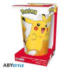 Logo "Pokémon", Trinkglas mit Pikachu. Gelbe Figur, rote Wangen, fröhlicher Ausdruck. Verpackung in Rot und Weiß.