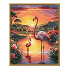 Illustration: Zwei Flamingos stehen im Wasser bei Sonnenuntergang, umgeben von Bäumen und Blumen in leuchtenden Farben.