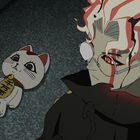 Anime-Figur mit markanten roten Haaren schaut ernst; daneben Maneki-neko mit Schriftzeichen auf der Münze.