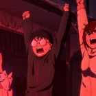 Drei Anime-Charaktere zeigen Emotionen: Zwei jubeln mit erhobenen Armen, eine hält sich die Ohren zu. Rotes Licht beleuchtet sie.