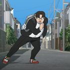 Ein Anime-Charakter im Anzug rennt eine Wohnstraße entlang, mit entschlossener Miene und einem Rucksack auf dem Rücken.