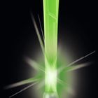 Eine leuchtend grüne Klinge strahlt aus einem dunklen Hintergrund, mit einem dekorativen grauen Griff.