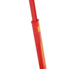 Rot-grauer Spielzeugkran mit ausgefahrenem Arm und Fahrerfigur in blauer Uniform.