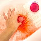 Text "Mars" in einem Bereich mit rotem, sprudelndem Wasser. Eine Hand hält eine sprudelnde Kugel im Wasser.