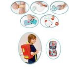 Ein Kinderarztkoffer mit Spielzeug: Pflaster, Stethoskop, Spritze, Tabletten und ein Kind mit rotem Rucksack mit Kreuz.
