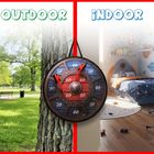 OUTDOOR und iNDOOR als Überschriften. Links Park mit Baum, rechts Kinderzimmer mit Bett. Beide mit Dartspiel auf Zielscheibe.
