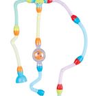 Buntes Babyspielzeug mit flexiblen Armen, Sauger und Rad. Enthält drehbare Elemente und einen transparenten Ball mit Figur.