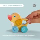 "IDEAL FÜR KLEINKINDER", "animiert zum Greifen, Schieben und Krabbeln." Hand hält gelbes Enten-Holzspielzeug auf Rädern.