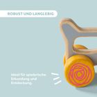 "ROBUST UND LANGLEBIG" über einem Holzspielzeug mit gelben Rädern und rosa Spiralen, hellblauer Hintergrund.
