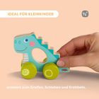 IDEAL FÜR KLEINKINDER. ½+. Animiert zum Greifen, Schieben und Krabbeln. Holzspielzeug in Dinoform mit grünen Rädern.