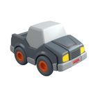 Der Text "HABA" ist auf einem grauen Spielzeugauto zu sehen, das orange Räder und gelbe Scheinwerfer hat.